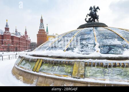 Moscou, Russie - 5 février 2018 : centre de Moscou pendant la neige. Place Manezhnaya (Manège) en hiver à Moscou. Coupole en verre couronnée d'une statue de Banque D'Images