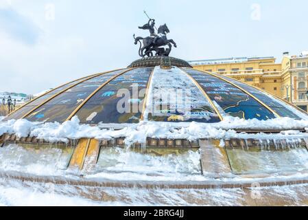 Moscou, Russie - 5 février 2018 : dôme en verre gelé avec statue de Saint-Georges en hiver à Moscou. Détail moderne de la place Manezhnaya dans le centre de Moscou Banque D'Images