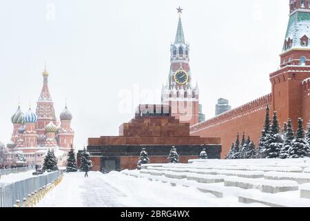 Place Rouge en hiver, Moscou, Russie. La place Rouge est la principale attraction touristique de Moscou. Hiver enneigé en Russie. Moscou Kremlin pendant la neige. Son Banque D'Images
