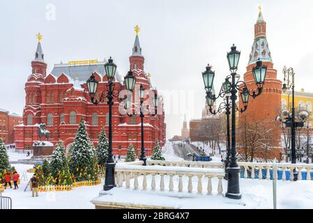 Moscou – 5 février 2018 : panoramique de la place Manezhnaya en hiver Moscou, Russie. C'est l'attraction touristique de la ville. Vue sur le musée historique et le vieux Mosco Banque D'Images