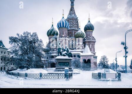 Cathédrale Saint-Basile en hiver, Moscou, Russie. C'est un monument célèbre de Moscou. Place rouge pendant la neige en soirée. Le centre de Moscou gelé Banque D'Images