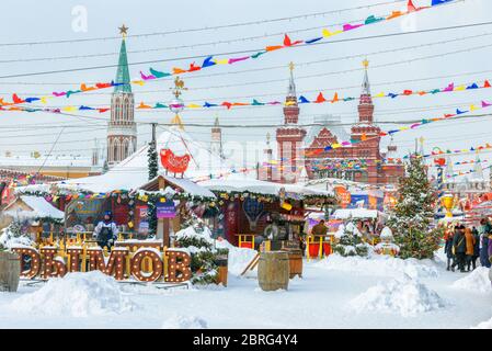 Moscou, Russie - 5 février 2018 : décor de la place Rouge festive en hiver à Moscou. Décorations de Noël près du Kremlin de Moscou pendant la neige. Nouveau y Banque D'Images