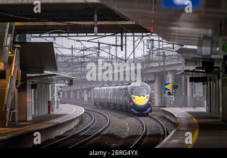 Train de voyageurs à grande vitesse de classe 395 dans la décoration du sud-est à une gare ferroviaire par une journée de brouillard en Angleterre. Banque D'Images