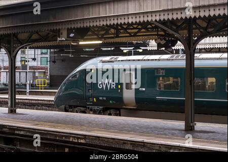 Great Western Railway classe 800 train attendant à une gare plate-forme en Angleterre, Royaume-Uni. Banque D'Images