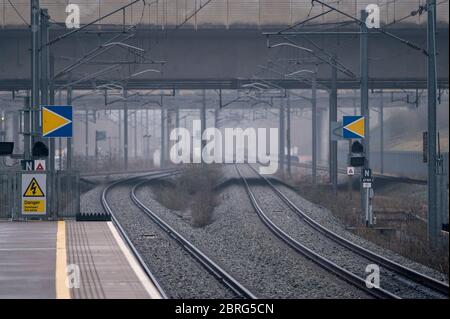 Gare en un jour de brouillard en Angleterre, avec des marqueurs de bloc TVM à la fin de la plate-forme. Banque D'Images