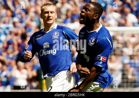 LONDRES, Royaume-Uni 30 MAI : Louis Saha (Everton) célèbre le but d'ouverture d'Everton Tony Hibbert (Everton) lors de la finale de la coupe FA entre Chelsea et Everton chez We Banque D'Images