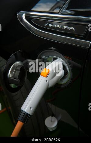 Utiliser un point de recharge pour voiture électrique pour charger une voiture Vauxhall Ampera. Banque D'Images