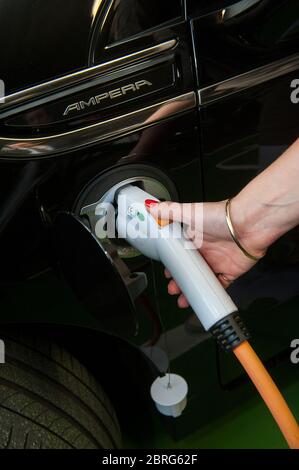 Utiliser un point de recharge pour voiture électrique pour charger une voiture Vauxhall Ampera. Banque D'Images