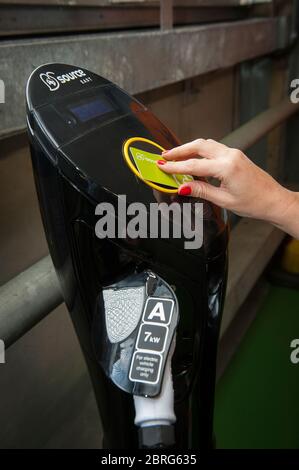 Utilisation d'une carte à puce sans contact Source East à un point de charge de voiture électrique au Royaume-Uni. Banque D'Images