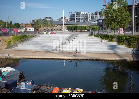 Londres: Mai 20 2020, malgré le bon temps les gens évitent les marches normalement populaires du canal Regents à Granary Square pendant le confinement Banque D'Images