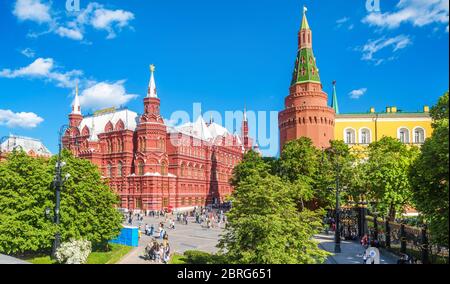 Moscou – 19 mai 2019 : Panorama de la place Manezhnaya par le Kremlin de Moscou en été, Russie. Cet endroit est une attraction touristique de Moscou. Vue panoramique sur Banque D'Images