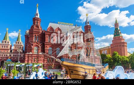 Moscou – 19 mai 2019 : décorations festives sur la place Manezhnaya par le Kremlin de Moscou en été, Russie. Cet endroit est une attraction touristique de Moscou. PEO Banque D'Images