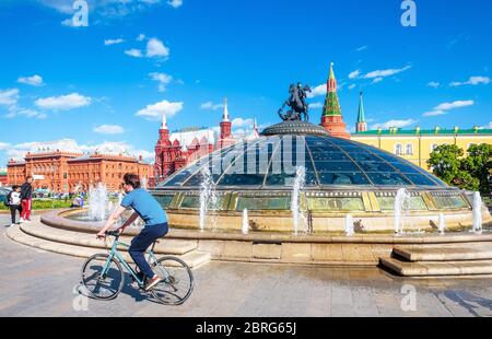 Moscou - 19 mai 2019 : place Manezhnaya dans le centre-ville de Moscou, Russie. Dôme moderne avec fontaines et statue de Saint-Georges surplombant le Kre de Moscou Banque D'Images