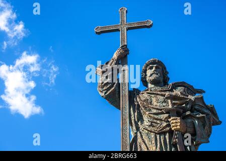 Moscou – 19 mai 2019 : monument au Saint-Prince Vladimir le Grand par le Kremlin de Moscou, Russie. Grande statue de Saint Vladimir en gros plan sur fond bleu ciel Banque D'Images