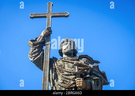 Moscou – 19 mai 2019 : monument au Saint-Prince Vladimir le Grand près du Kremlin de Moscou, Russie. Grande statue en bronze de St Vladimir en gros plan sur le bleu Banque D'Images