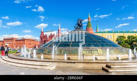 Moscou - 19 mai 2019 : Panorama de la place Manezhnaya dans le centre-ville de Moscou, Russie. Coupole moderne avec statue de St Georg surplombant le KREM de Moscou Banque D'Images