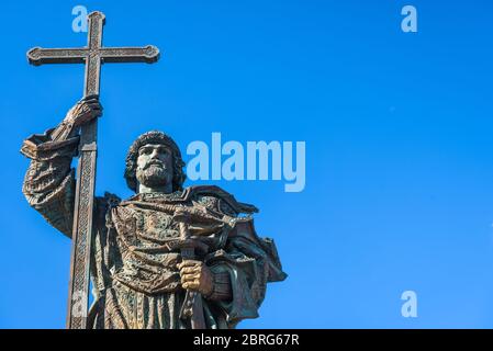 Moscou – 19 mai 2019 : monument au Saint-Prince Vladimir le Grand près du Kremlin de Moscou, Russie. Grande statue de Saint Vladimir en gros plan sur le ciel backgro Banque D'Images