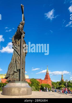 Moscou – 19 mai 2019 : monument au Saint-Prince Vladimir le Grand par le Kremlin de Moscou, Russie. Les gens visitent le site de Moscou. Vue sur le grand statuu Banque D'Images