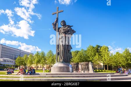 Moscou – 19 mai 2019 : monument au Saint-Prince Vladimir le Grand près du Kremlin de Moscou, Russie. Panorama de la grande statue de Saint Vladimir sur le ciel bleu Banque D'Images