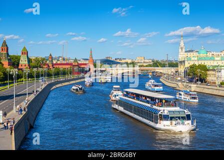 Moscou – 19 mai 2019 : Panorama de la rivière Moskva et du remblai du Kremlin à Moscou, Russie. Paysage urbain de Moscou avec bateaux et bateaux touristiques. Romantique W Banque D'Images