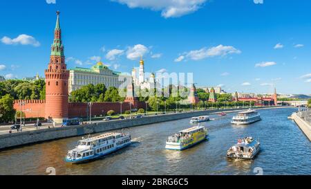 Moscou – 19 mai 2019 : des navires de tourisme naviguent jusqu'au Kremlin de Moscou, en Russie. Le vieux Kremlin de Moscou est un point de repère de la ville. Panorama des Mos Banque D'Images