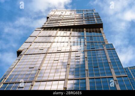 Moscou - 10 septembre 2017 : gratte-ciel moderne à Moscou, Russie. Le ciel se reflète dans la façade du bâtiment. Moscou-ville est un quartier avec des affaires et resi Banque D'Images