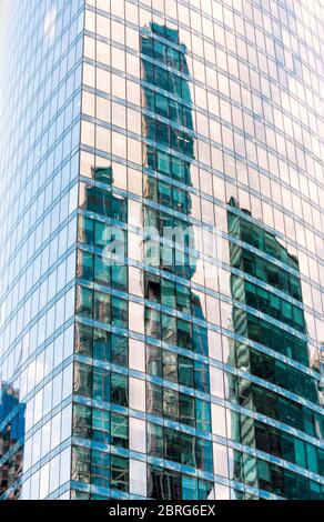 Le ciel et les bâtiments se reflètent dans un gratte-ciel moderne. Contexte et concept de l'architecture et de la finance modernes. Banque D'Images
