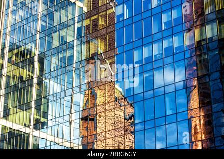 Arrière-plan de l'architecture abstraite. Le ciel et les bâtiments se reflètent dans la façade du gratte-ciel du bureau. Concept de constructions modernes et d'affaires. Beaut Banque D'Images