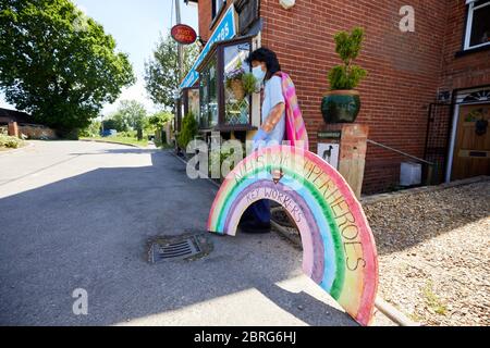 Sandleheath, Royaume-Uni. - 20 mai 2020 : un scarecrow sur le thème du super-héros et un message de soutien à côté du magasin du village. Le village de Sandleheath, dans le Hampshire, est le détenteur d'une compétition annuelle de charité pour les frayeurs. De nombreuses entrées cette année adoptent un thème de coronavirus. Banque D'Images