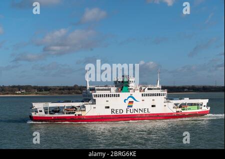 Ferry Red Funnel traversant Solent, Hampshire, Angleterre. Banque D'Images