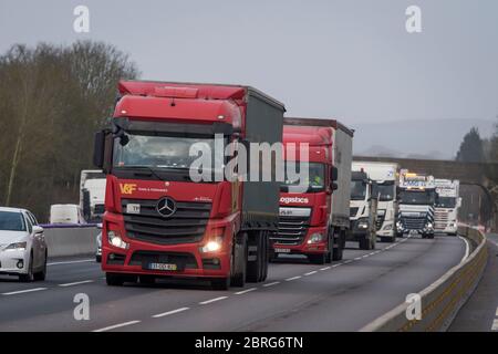 Camions roulant sur une autoroute très fréquentée en Angleterre, au Royaume-Uni. Banque D'Images