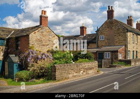 Royaume-Uni, Yorkshire du Sud, Rotherham, Wentworth, Cottage à côté de B6090 Banque D'Images