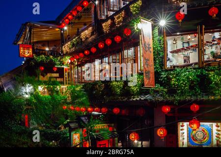 Jiufen, Taïwan - 7 novembre 2018 : la vue de la célèbre vieille maison de thé décorée de lanternes chinoises la nuit, Jiufen Old Street, Taïwan le novembre Banque D'Images