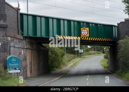 Panneau de limite de hauteur sur un pont ferroviaire au-dessus d'une route au Royaume-Uni. Banque D'Images