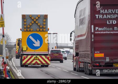 Véhicule routier sur une autoroute avec des flèches pour guider la circulation loin de la voie, Angleterre, Royaume-Uni Banque D'Images