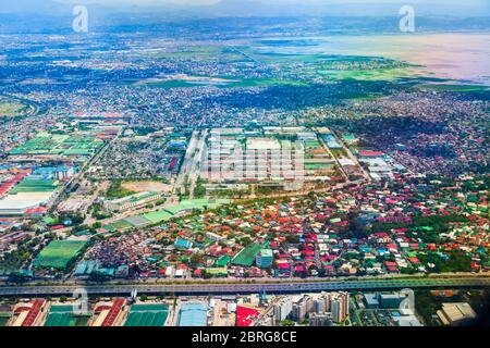 Banlieue de Manille avec de petites maisons vue panoramique aérienne depuis l'avion, Philippines Banque D'Images