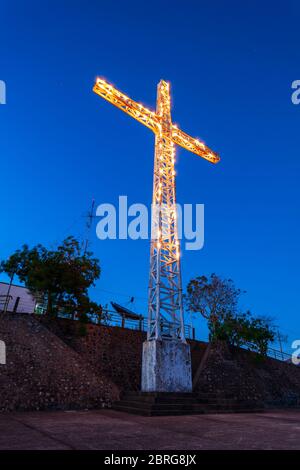 La croix sur le sommet du Mont Tapyas dans la ville de Coron, île de Busuanga dans la province de Palawan aux Philippines Banque D'Images