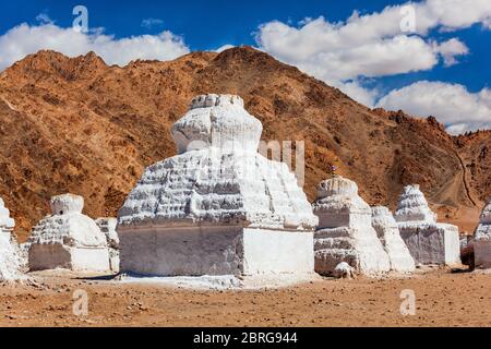 Stupas blancs au monastère de Shey, un monastère bouddhiste de style tibétain dans le village de Shey près de Leh à Ladakh, dans le nord de l'Inde Banque D'Images