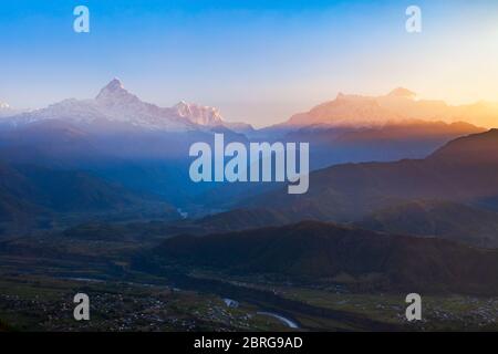 Vue panoramique aérienne du massif de l'Annapurna depuis le point de vue de la colline de Sarangkot dans la chaîne de montagnes de l'Himalaya à Pokhara, au Népal Banque D'Images