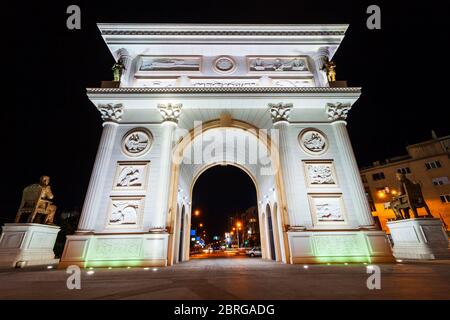 Porta Macedonia est une arche triomphale située sur la place Pella, au centre de Skopje, en Macédoine du Nord Banque D'Images