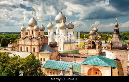 Assomption Cathédrale et église de la Résurrection au Kremlin de Rostov, Rostov le Grand, Russie. Inscrit sur la liste du patrimoine mondial de l'UNESCO Banque D'Images