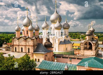 Assomption Cathédrale et église de la Résurrection à Rostov Kremlin, Russie. Inscrit sur la liste du patrimoine mondial de l'UNESCO Banque D'Images