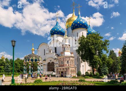 SERGIYEV POSAD, RUSSIE - 28 JUIN 2011 : Cathédrale de l'Assomption à la Trinité Sergius Lavra près de Moscou. La Trinity Lavra est l'une des plus grandes de russe Banque D'Images