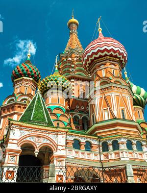 Cathédrale Saint-Basile sur la place Rouge, Moscou, Russie, Europe. C'est le symbole et l'un des principaux monuments de la Russie. Vue rapprochée de la célèbre église de Moscou Banque D'Images