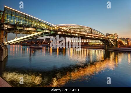 MOSCOU - 20 AOÛT : pont Bogdan Khmelnitsky de nuit le 20 août 2013 à Moscou. C'est un magnifique pont piétonnier de l'autre côté de la rivière Moscou Banque D'Images