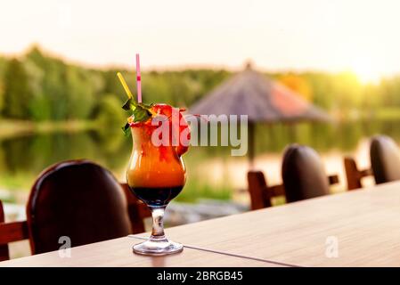 Un magnifique cocktail sur la plage au coucher du soleil Banque D'Images