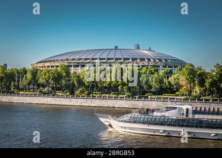 Moscou, Russie - 21 mai 2018 : vue d'été panoramique sur le quai de la rivière Moskva avec le stade Luzhniki et le bateau touristique de Moscou. Stade Luzhniki Banque D'Images