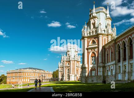 MOSCOU - 11 AOÛT 2015 : le grand palais de la reine Catherine la Grande à Tsaritsyno. Tsaritsyno - le plus grand bâtiment pseudo-gothique d'Europe Banque D'Images