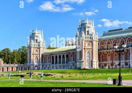 MOSCOU - 11 AOÛT 2015 : le grand palais de la reine Catherine la Grande à Tsaritsyno. Tsaritsyno - le plus grand bâtiment pseudo-gothique d'Europe Banque D'Images