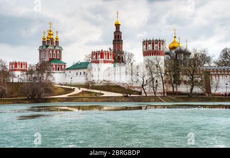 Couvent de Novodevichy au printemps, Moscou, Russie. C'est un des monuments de Moscou. Vue panoramique sur le célèbre monastère de Novodevichy, sur l'étang glacé. Banque D'Images